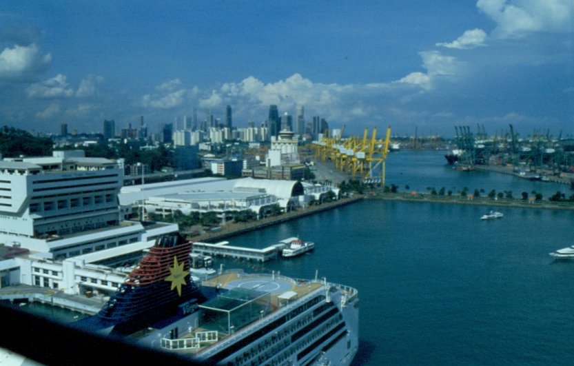 Die Hafenanlage in Singapur mit Containerkrane im Oktober 2001