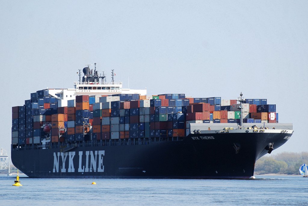 Die von Hamburg auslaufende NYK Themis IMO-Nummer:9356696 Flagge:Panama Lnge:304.0m Breite:40.0m Baujahr:2008 Bauwerft:Hyundai Heavy Industries,Ulsan Sdkorea am 18.04.10 bei Schulau.