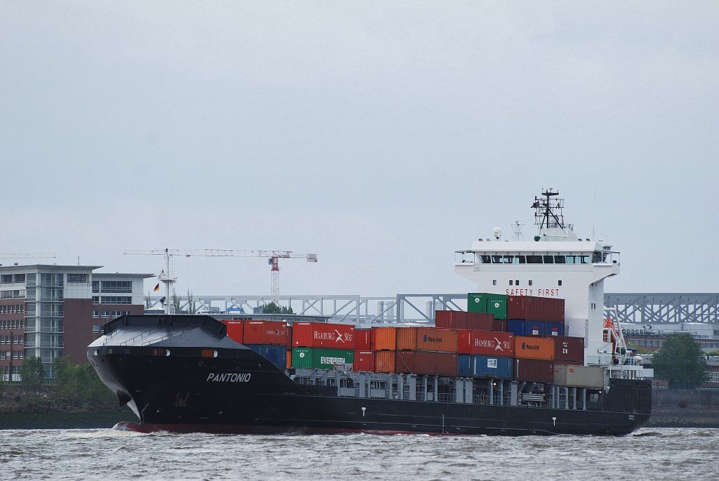 Die in Hamburg einlaufende Pantonio IMO-Nummer:9440576 Flagge:Zypern Lnge:129.0m Breite:21.0m Baujahr:2007 Bauwerft:Sainty Yangzhou Shipbuilding,Yangzhou China bei Teufelsbrck am 18.05.10