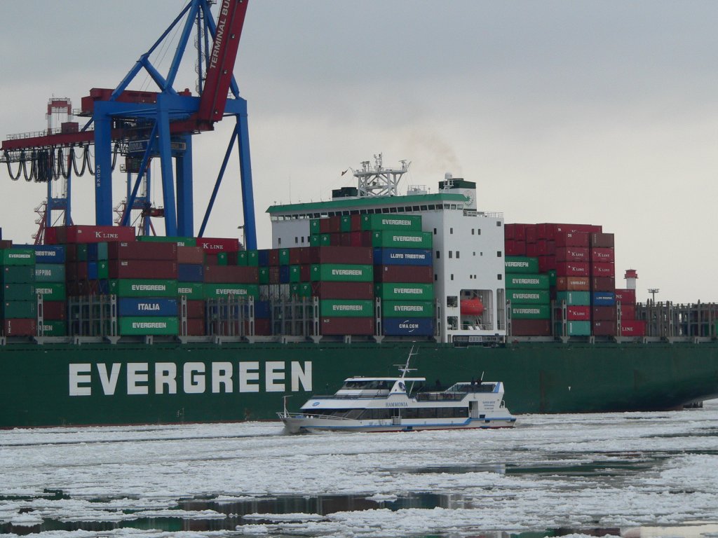 Die  Hammonia  - benannt nach der Hamburger Hymne - auf Hafenrundfahrt auf der Elbe unterwegs. 11.2.2012