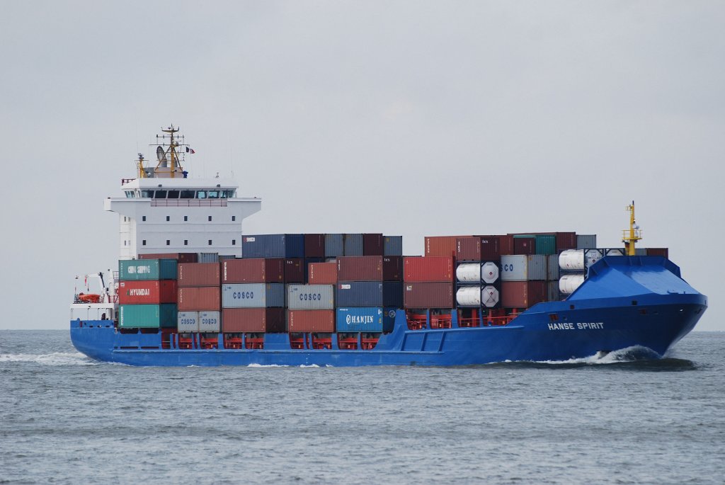 Die Hanse Spirit ex Merwedestroom IMO-Nummer:9302255 Flagge:Zypern Lnge:142.0m Breite:20.0m Baujahr:2005 Bauwerft:IHDA Shipbuilding Service,Krimpen aan de Lek Niederlande vor Cuxhaven am 16.06.11