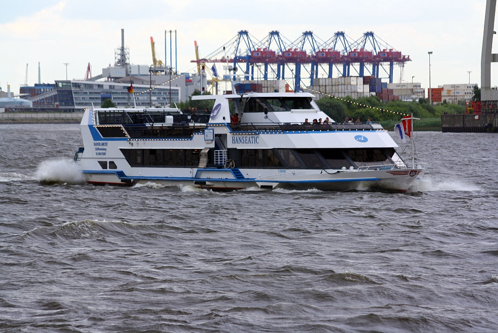 Die HANSEATIC am 06.Juli 2009 auf Rundfahrt in Hamburg.