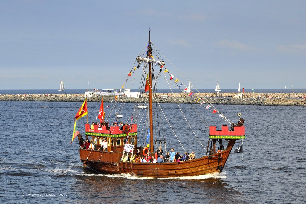 Die Hansekogge  Arka  aus Litauen am 13.08.2011 auf der Hanse Sail in Warnemnde.
L: 17,5m B: 4,70, Tg: 0,90m / Bj: 2007 / Maschine 87 kw / 6 Kojen