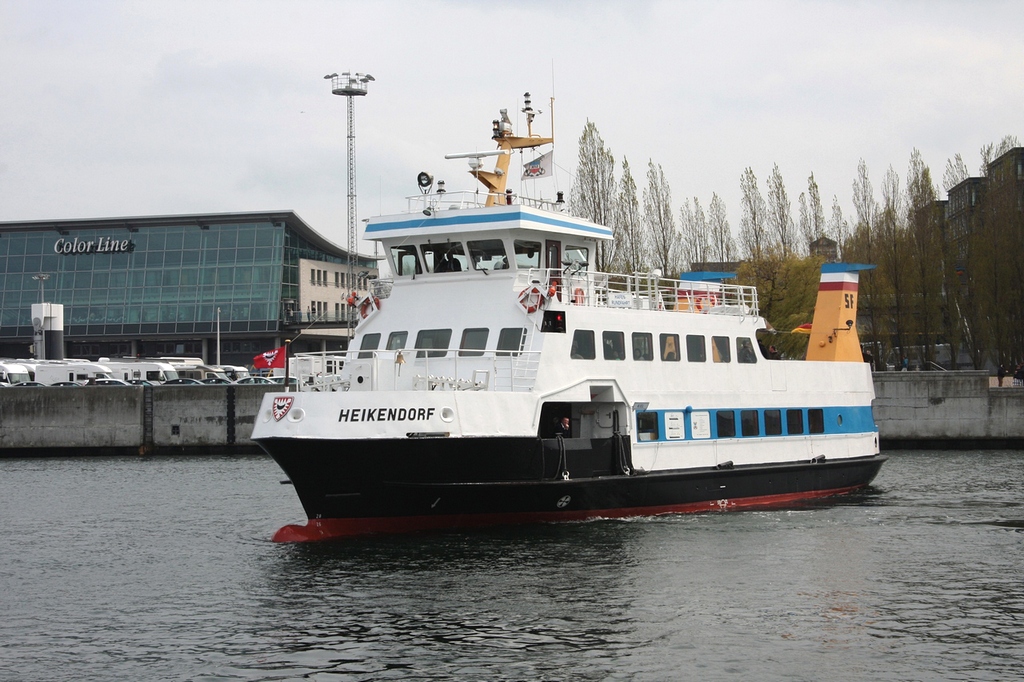 Die  Heikendorf  der Schlepp- und Fhrgesellschaft Kiel mbH (IMO 8308733, Heimathafen: Kiel, Flagge: Deutschland, Bauj.: 1983, L: 32,90m, B: 7,60m, Tiefg.: 2,40m, BRZ: 195GT) im Kieler Hafen am 01.05.2010.