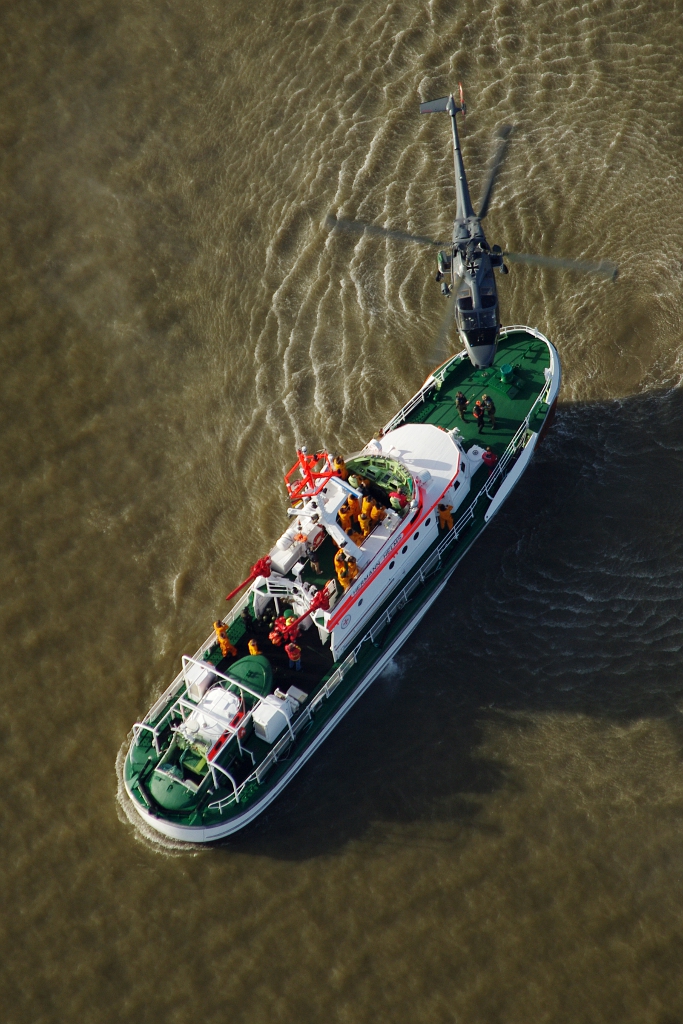 Die  Herman Helms  am 14.10.11 in Zusammenarbeit mit einem Sealynx des Marienfliegergeschaders 3  Graf Zeppelin  whrend eines Seasurvival-Lehrganges auf der Elbe vor Cuxhaven