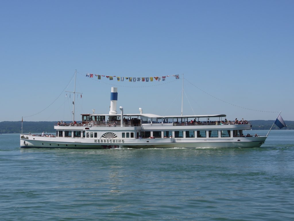 Die HERRSCHING (gleicht uerlich einem Raddampfer, ist aber ein dieselgetriebenes Radschiff) hat die gleichnamige Anlegestelle verlassen und ist auf dem Ammersee zur nrdlichen Rundfahrt gestartet; 01.08.2012
