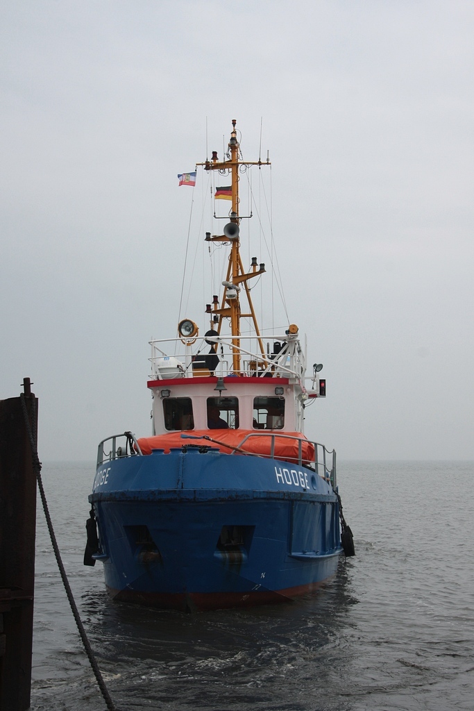 Die  Hooge  (Kstenwache, Heimathafen Husum) wendet am 26.04.2010 an der Anlegestelle der Hallig Nordstrandischmoor.