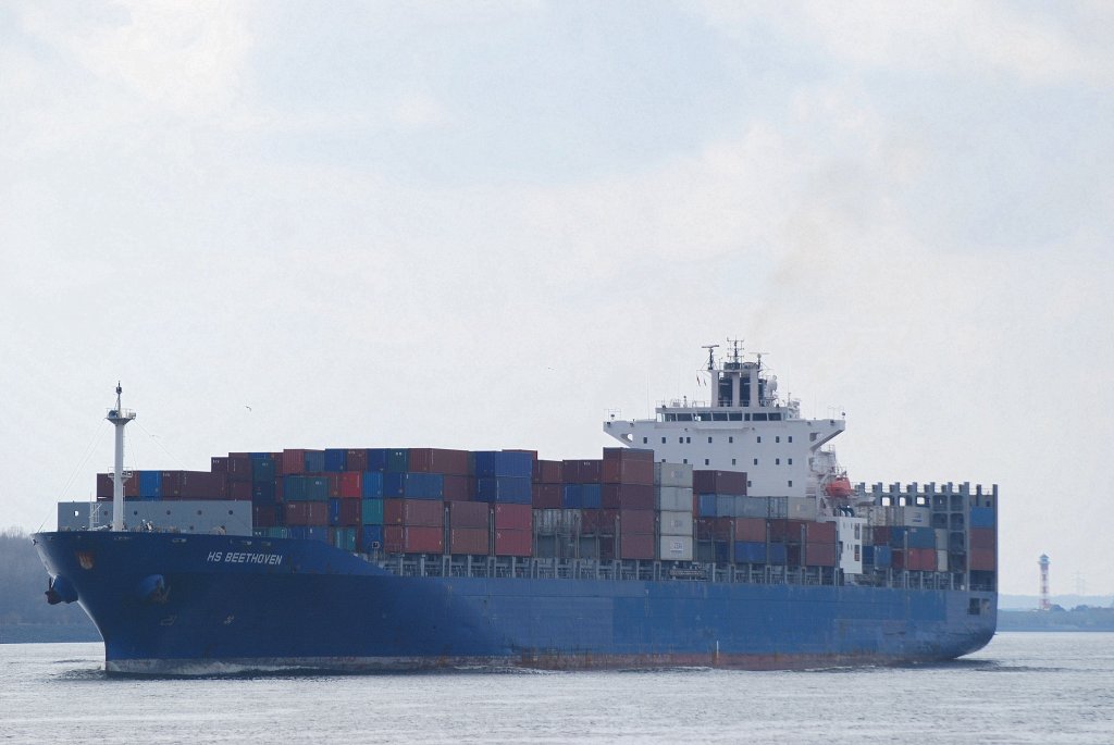 Die HS Beethoven IMO-Nummer:9252266 Flagge:Liberia Lnge:282.0m Breite:32.0m Baujahr:2002 Bauwerft:Hanjin Heavy Industries,Pusan Sdkorea einlaufend Richtung Hamburg vor Schulau am 05.04.10 