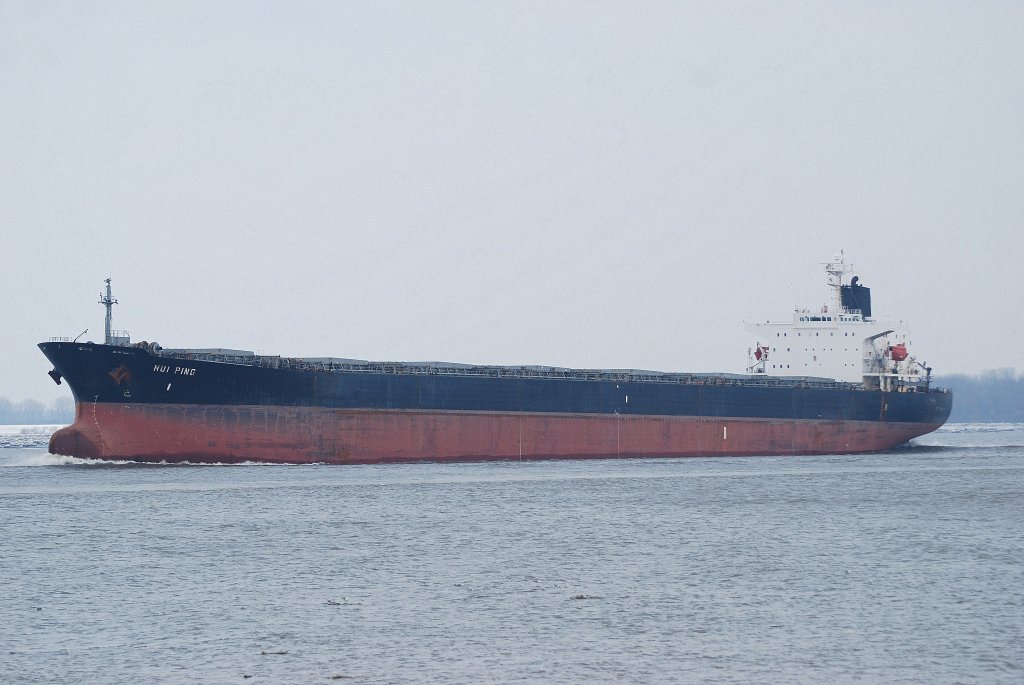 Die Hui Ping IMO-Nummer:9074107 Flagge:Panama Lnge:225.0m Breite:32.0m Baujahr:1994 Bauwerft:Tsuneishi Shipbuilding,Tokio Japan beim verlassen des Hamburger Hafens aufgenommen am 20.02.10 vom Fhranleger in Lhe.