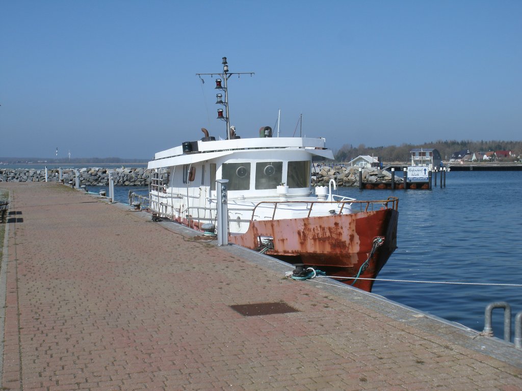 Die  HYDROKART  war mal ein Ausflugsschiff nun rostet das Schiff im Hafen von Wiek/Rgen vor sich hin.Aufgenommen am 05.Mai 2013.