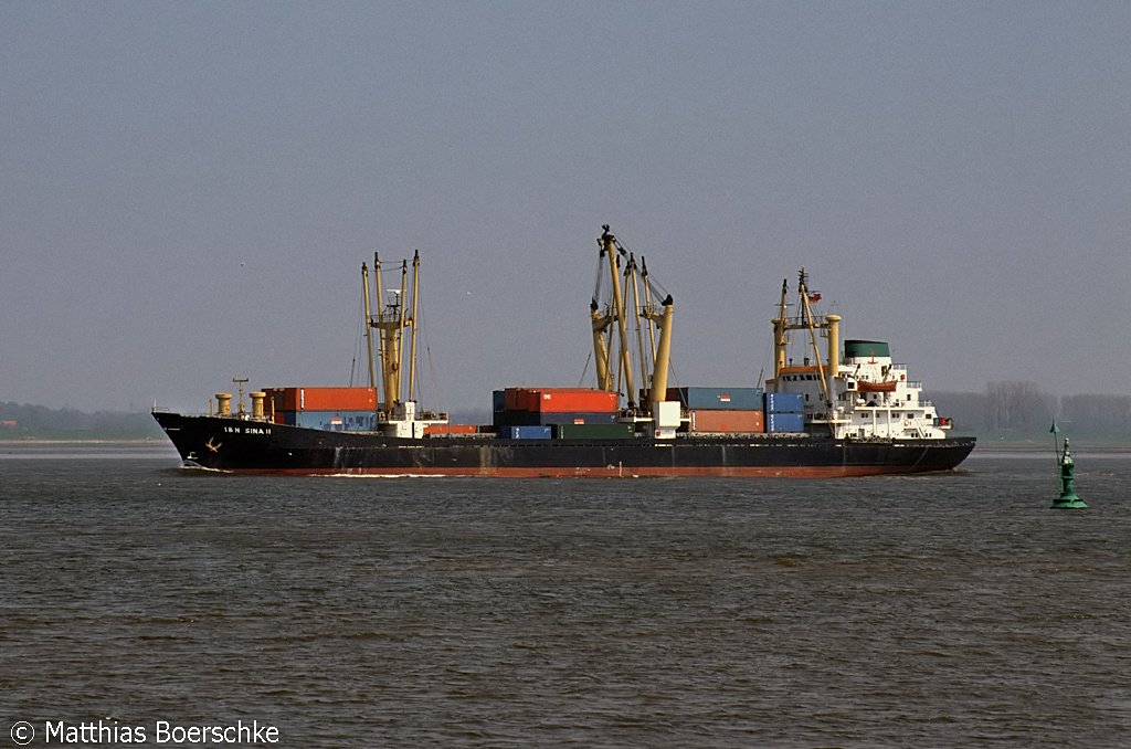 Die IBN Sina Ii auf der Elbe bei Lhe Sand.