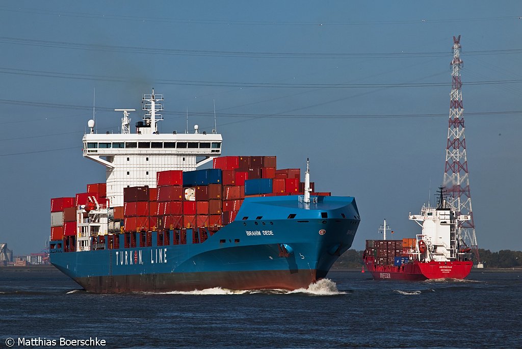 Die Ibrahim Dede auf der Elbe bei Grnendeich am 08.10.09.