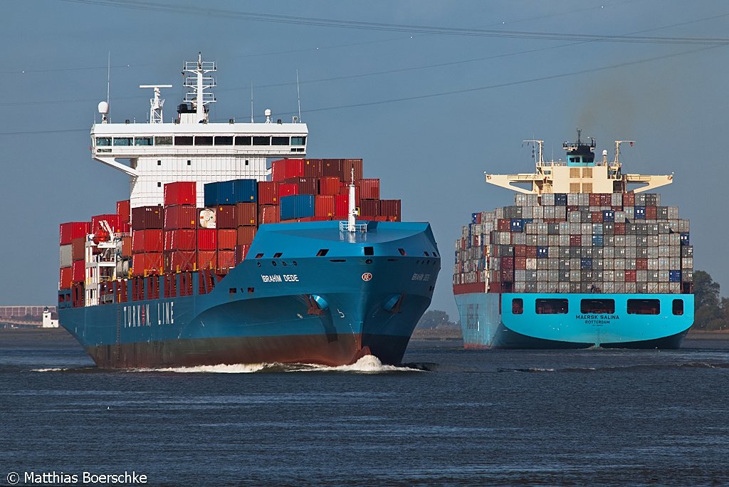 Die Ibrahim Dede mit der Maersk Salina auf der Elbe bei Grnendeich am 08.10.09