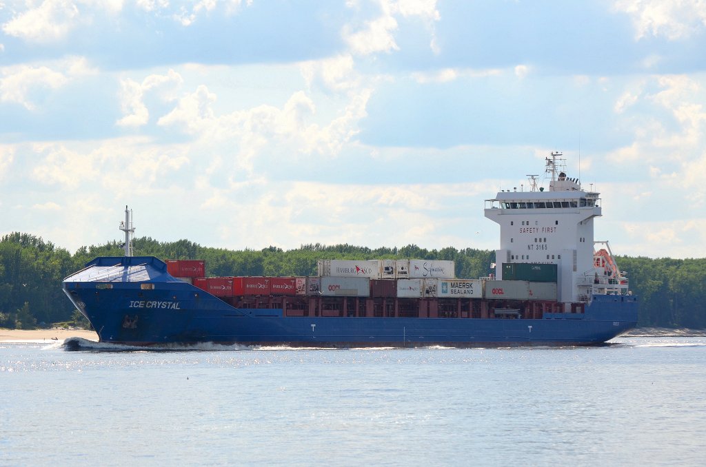 Die Ice Crystal IMO-Nummer:9440590 Flagge:Antigua und Barbuda Lnge:129.0m Breite:20.0m Baujahr:2008 Bauwerft:Sainty Yangzhou Shipbuilding,Yangzhou China Stellpltze fr 698 TEU nach Hamburg einlaufend vor Schulau Wedel am 11.08.12