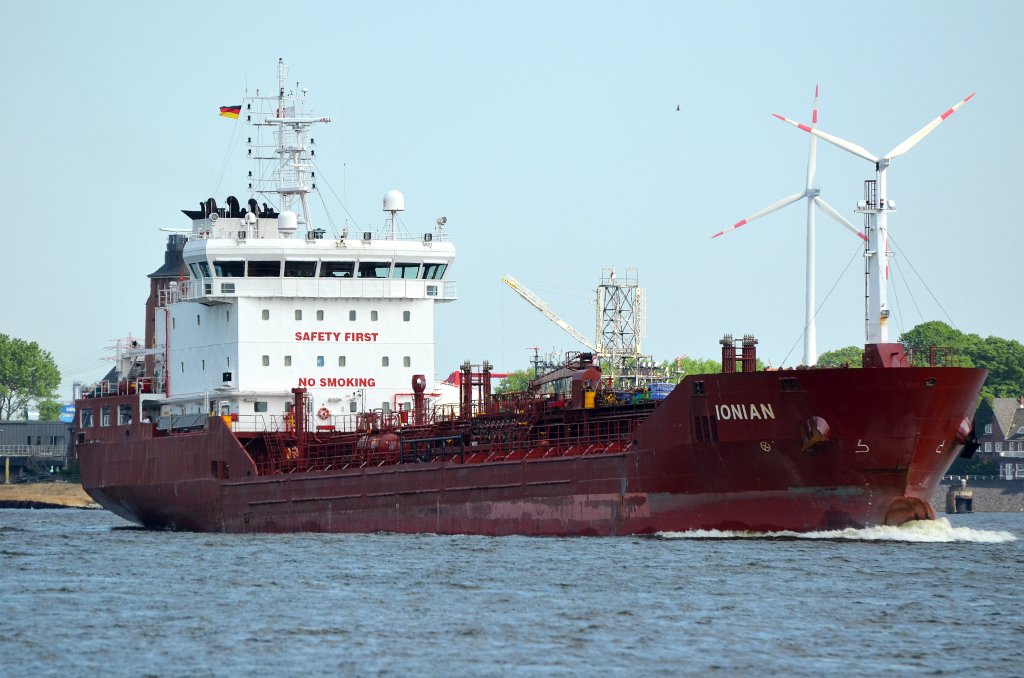 Die Ionian IMO-Nummer:9367255 Flagge:Malta Lnge:108.0m Breite:16.0m Baujahr:2008 Bauwerft:Celik Tekne Shipyard,Istanbul Trkei passiert Hamburg Teufelsbrck am 20.05.12