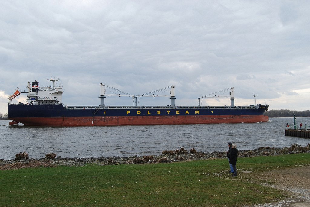 Die Isadora IMO-Nummer:9180372 Flagge:Zypern Lnge:200.0m Breite:24.0m Baujahr:1999 Bauwerft:Mitsui Engineering & Shipbuilding,Tokio Japan passiert auslaufend aus Hamburg das Schulauer Fhrhaus in Wedel am 28.03.10   