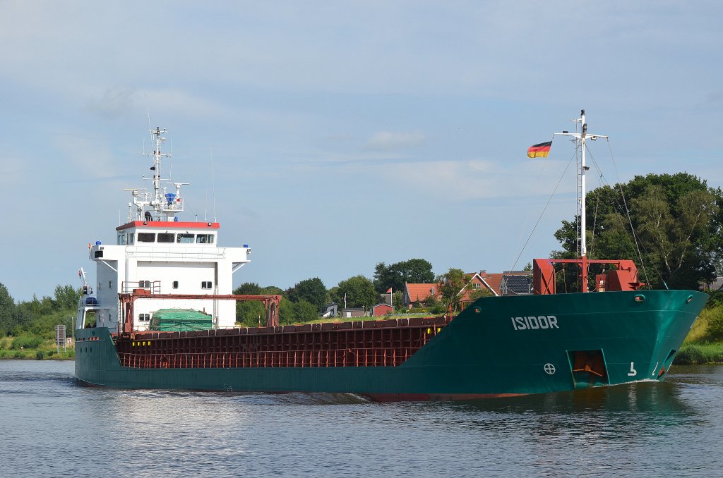 Die Isidor IMO-Nummer:9081356 Flagge:Zypern Lnge:89.0m Breite:13.0m Baujahr:1993 Bauwerft:Ferus Smit Scheepswerf,Hoogezand Niederlande im Nord-Ostsee-Kanal bei Rendsburg am 05.08.12