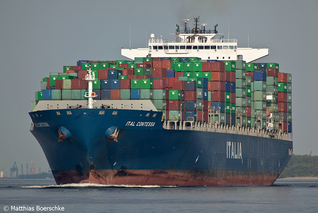 Die Ital Contessa auf der Elbe bei Grnendeich am 29.05.10.