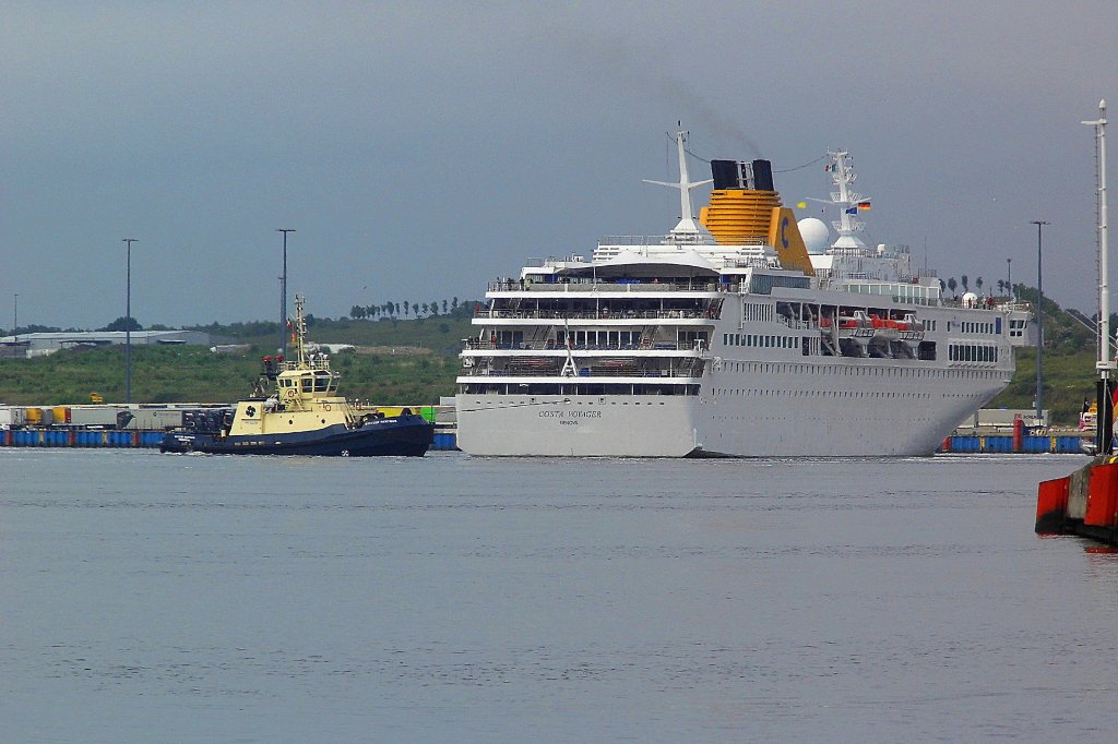 Die ital.COSTA VOYAGER wird vom dn. Schlepper SVITZER NERTHUS IMO 9533048 in der Travemnder  Siechenbucht  seewrts gedreht und an den Ostpreuenkai geleitet...
Aufgenommen: 09.06.2013