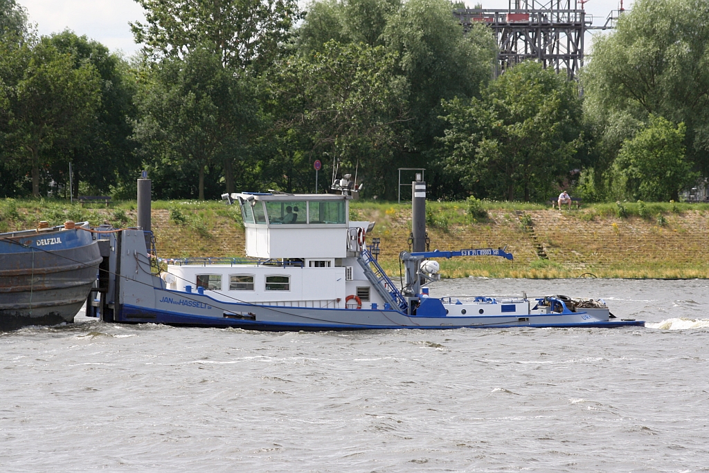 Die JAN van HASSELT SR schiebt am 06.Juli 2010 elbaufwrts bei Hamburg.