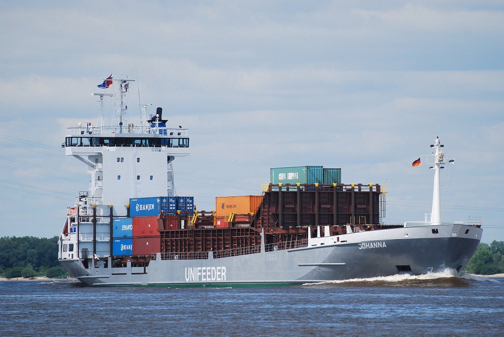 Die Johanna IMO-Nummer:9197521 Flagge:Grobritannien Lnge:121.0m Breite:18.0m Baujahr:1999 Bauwerft:Sietas Schiffswerft,Hamburg Deutschland Stellpltze fr 700 TEU nach Hamburg einlaufend vor Lhe am 26.06.10