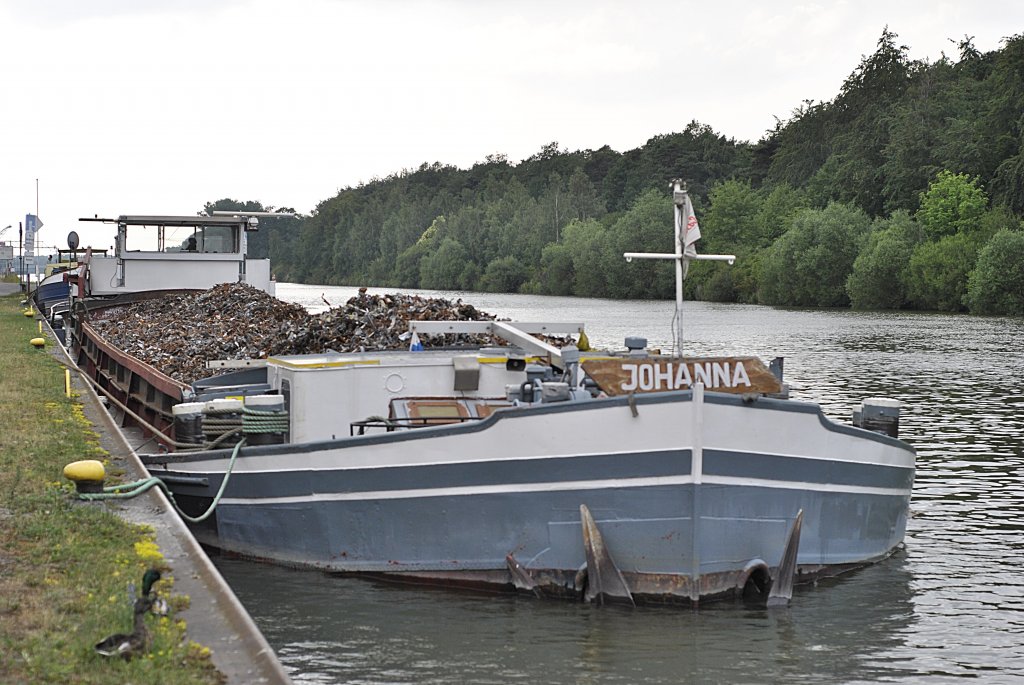 Die Johanna, mit Schrott beladen, liegt vor Anker am Mittelandkanal/Hannover am 14.06.2011.