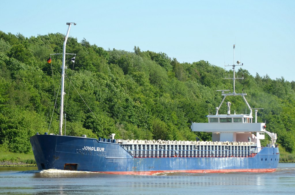 Die Jongleur ex Crown Alizee IMO-Nummer:9001825 Flagge:St.Vincent und die Grenadinen Lnge:82.0m Breite:12.0m Baujahr:1991 Bauwerft:Buys Scheepsbouw,Krimpen Aan Den Ijssel Niederlande aufgenommen auf dem Nord-Ostsee-Kanal bei Grnental am 28.05.12