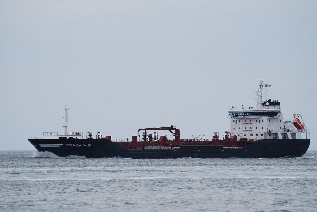 Die Jutlandia Swan IMO-Nummer:9350757 Flagge:Dnemark Lnge:148.0m Breite:23.0m Baujahr:2008 Bauwerft:Cicek Shipyard,Istanbul Trkei aufgenommen auf der Nordsee vom Fahrgastschiff Lady von Bsum am 13.06.11 