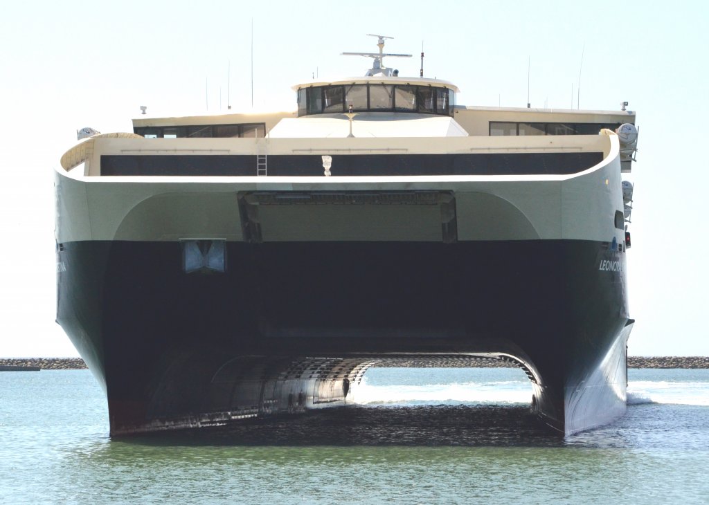 Die Katamaran Fhre Leonora Cristina von Bornholmer Faergen luft in den Hafen von Ystad am 24.05.2012 ein. Hier ein Blick von vorn. Sie fhrt zwischen der Insel Bornholm und Ystad.