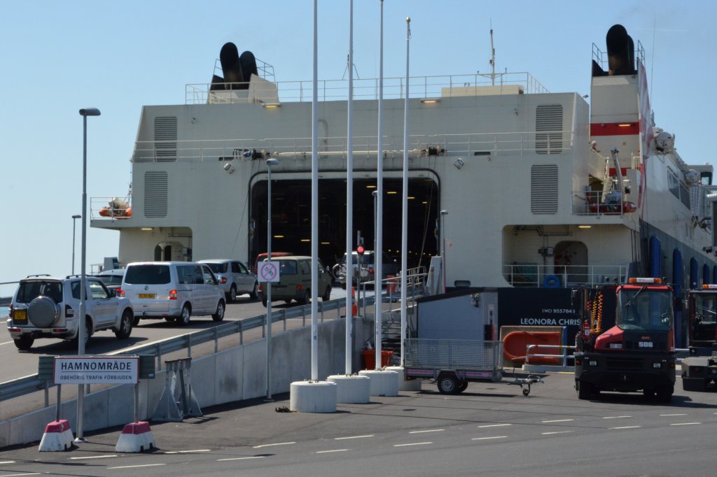 Die Katamaran Fhre Leonora Cristina von Bornholmer Faergen ld gerade vom Heck aus noch Fahrzeuge ein. Gesehen am Hafen von Ystad am 24.05.2012.