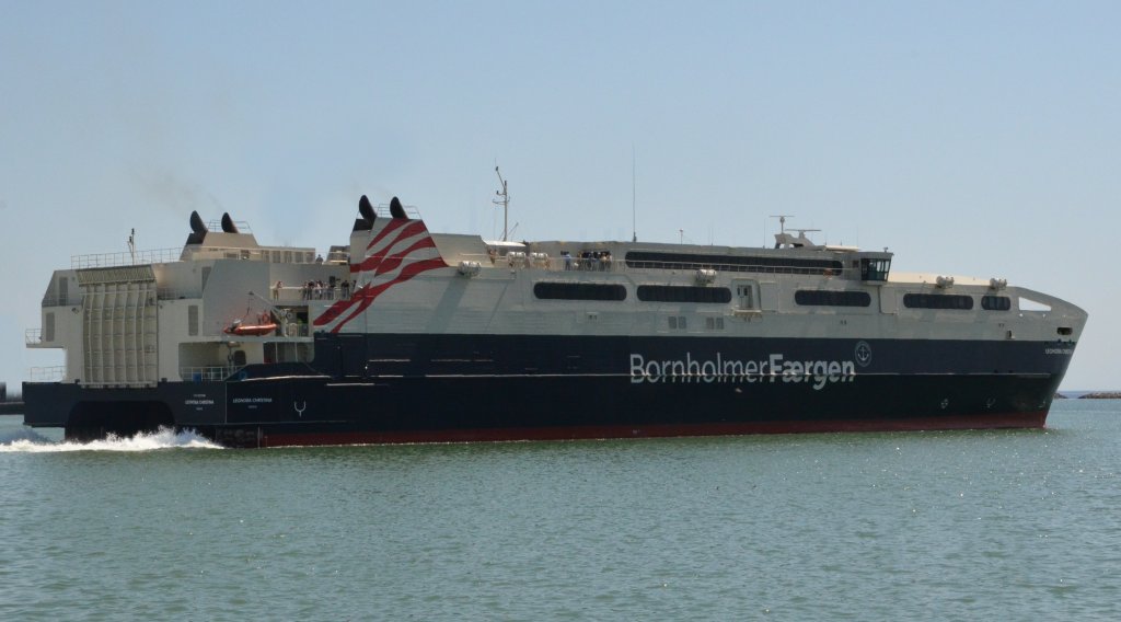 Die Katamaran Fhre Leonora Cristina von Bornholmer Faergen luft aus dem Hafen aus, zur Insel Bornholm. In  Ystad am 24.05.2012 beobachtet.