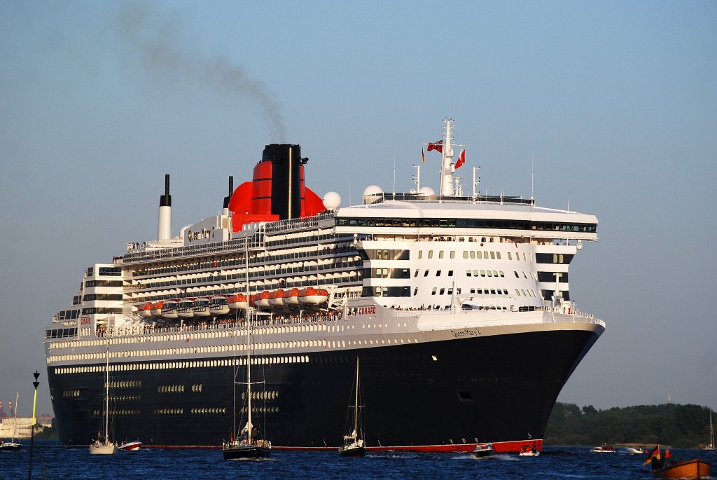 Die Knigin die Queen Mary 2 IMO-Nummer:9241061 Flagge:Grobritannien Lnge:345.0m Breite:41.0m Tonnage:151.400BRZ Geschwindigkeit:30Knoten Besatzung:1254 Passagiere:2620 Kabinenanzahl:1310 Baujahr:2003 Bauwerft:STX France,Nantes Saint-Nazaire Frankreich auslaufend aus Hamburg am 08.05.11 aufgenommen vom Willkommen Hft Schulau Wedel.