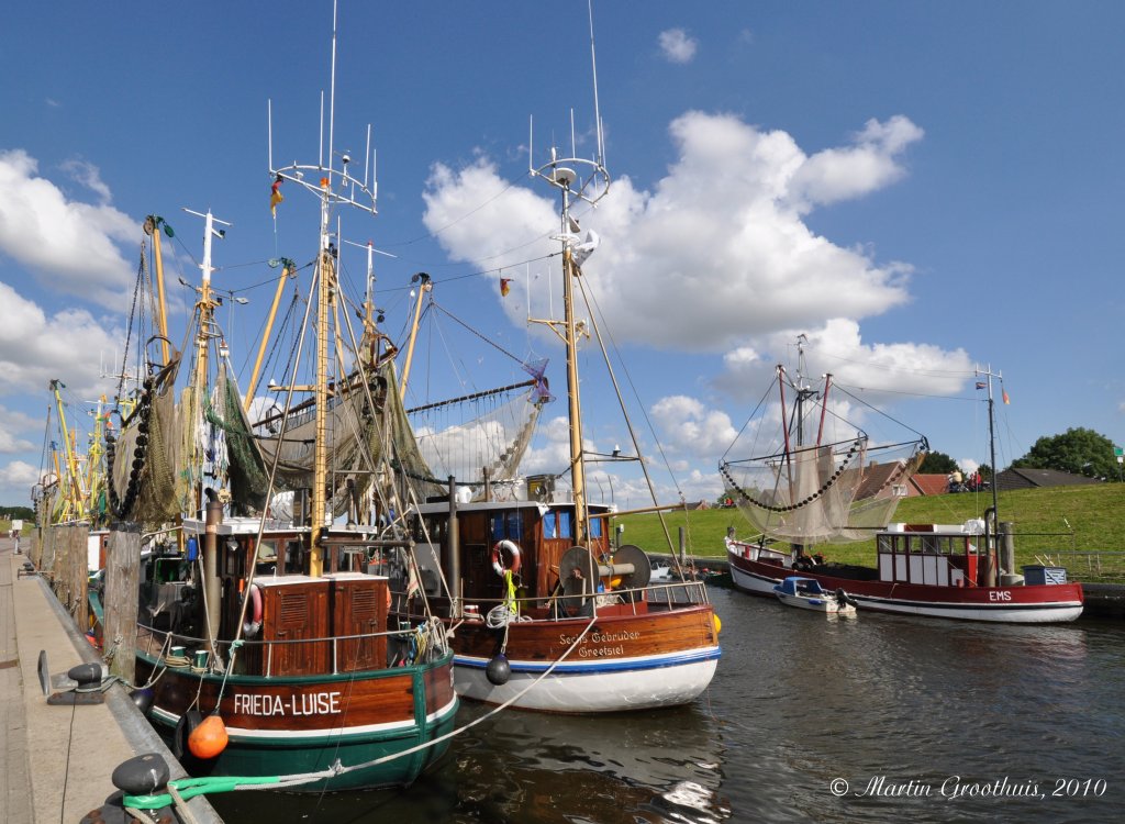 Die Krabbenkutter  Frieda-Luise ,  Sechs Gebrder  und  Ems  am 9.05.2010 im Hafen von Greetsiel.