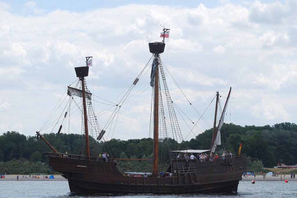 Die Kraweel Lisa von Lbeck Gewicht:200 Tonnen Lnge:35,90 Meter Breite:9,30 Meter Tiefgang:2,86 Meter Masttop ber Wasser:21,15 Meter Motorleistung:347 PS im Hafen von Travemnde am 18.07.10