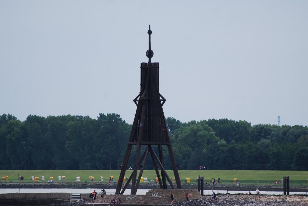 Die Kugelbake ist ein aus Holz errichtetes, etwa 30 Meter hohes Seezeichen in Cuxhaven. Der Ausdruck Bake geht auf das Mittelalter zurck, in dem alle Seezeichen – auch Leuchttrme – so genannt wurden. Sie ist das Wahrzeichen von Cuxhaven und seit 1913 im Wappen der Stadt abgebildet. Ein Vorgngerbauwerk diente noch als Leuchtturm; heute wird die Kugelbake nur noch nachts als Touristenattraktion angestrahlt.Aufenommen am 13.06.11