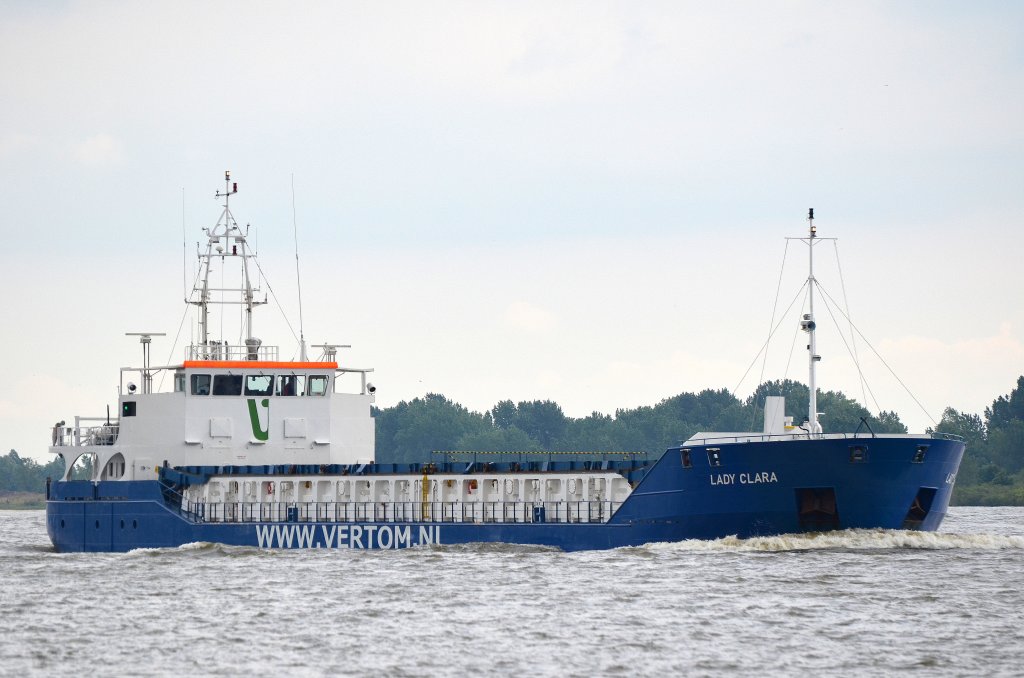 Die Lady Clara IMO-Nummer:9375800 Flagge:Antigua und Barbuda Lnge:88.0m Breite:12.0m Baujahr:2007 Bauwerft:Slovenske Lodenice,Komarno Slowakei aus Hamburg auslaufend vor Schulau Wedel am 20.06.12