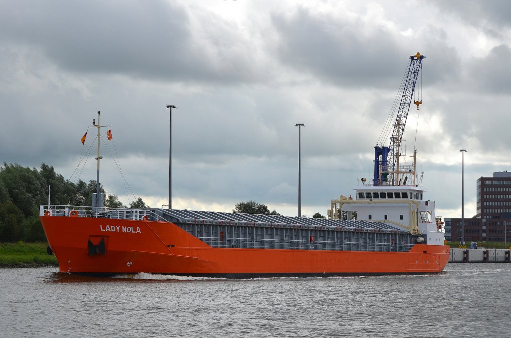 Die Lady Nola IMO-Nummer:9243863 Flagge:Niederlande Lnge:80.0m Breite:12.0m Baujahr:2002 Bauwerft:RoyalNiestern Sander,Delfzijl Niederlande am 26.08.12 im Nord-Ostsee-Kanal bei Rendsburg.