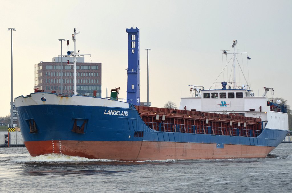 Die Langeland IMO-Nummer:8420098 Flagge:Dutschland Länge:80.0m Breite:12.0m Baujahr:1985 Bauwerft:Hitzler Werft,Lauenburg Deutschland passiert am 22.04.12 auf dem Nord-Ostsee-Kanal die Eisenbahnhochbrücke bei Rendsburg.