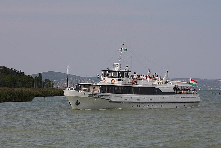 Die Lelle der Balaton Reederei  Balatoni Hajozasi  gehrt zur Flotte der Fahrgastschiffe auf dem Balaton.
Hier luft sie gerade in den Hafen Tihany ein.
29.08.2012