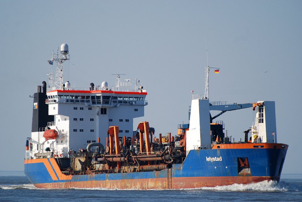 Die Lelystad IMO-Nummer:8507391 Flagge:Niederlande Lnge:130.0m Breite:28.0m Baujahr:1986 Bauwerft:IHC Merwede Shipyard,Hardinxveld-Giessendam Niederlande aufgenommen von der Alten Liebe Cuxhaven am 24.04.11