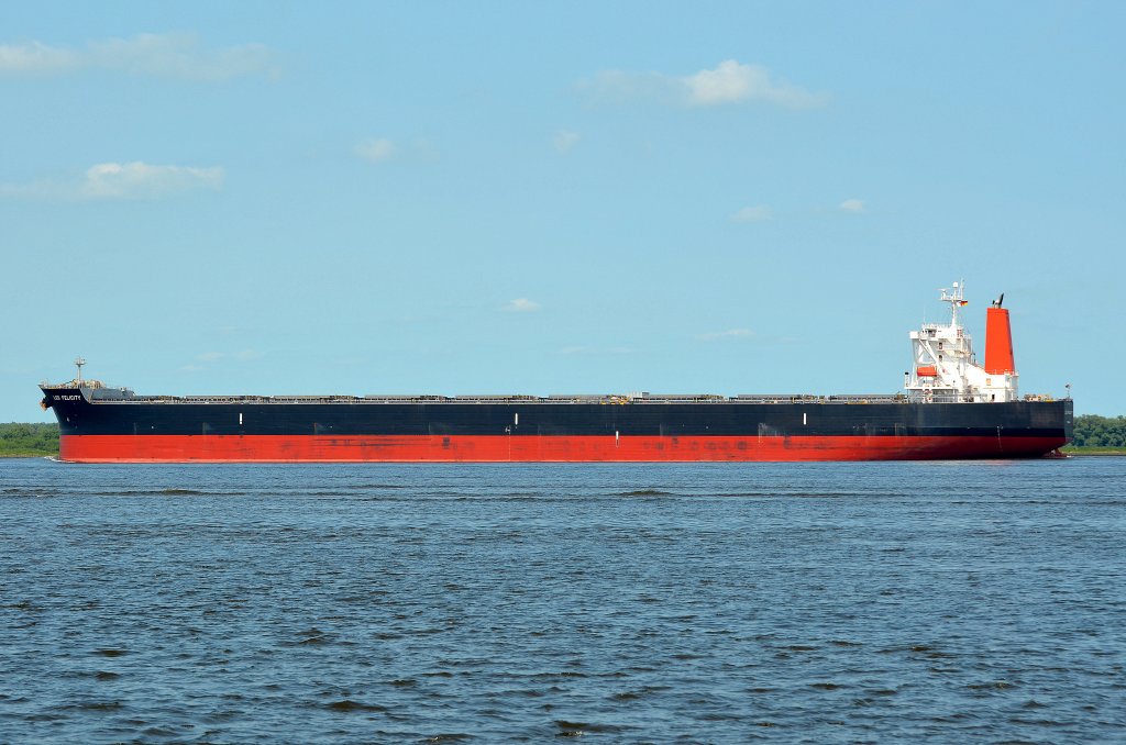 Die Leo Felicity IMO-Nummer:9409091 Flagge:Panama Lnge:292.0m Breite:45.0m Baujahr:2010 Bauwerft:Mitsui Ichihara Engineering&Shipbuilding,Ichihara Japan auslaufend aus Hamburg bei Twielenfleth am 06.07.13