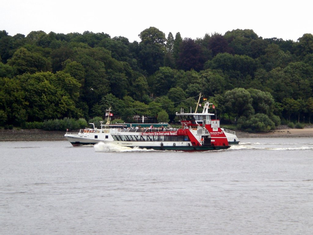 Die Linienfhre Hafencity als F62 nach Hamburg-Finkenwerder Landungsbrcken nahe der Anlegestelle Hamburg-Waltershof Bubenday-Ufer.(22.7.2009) 