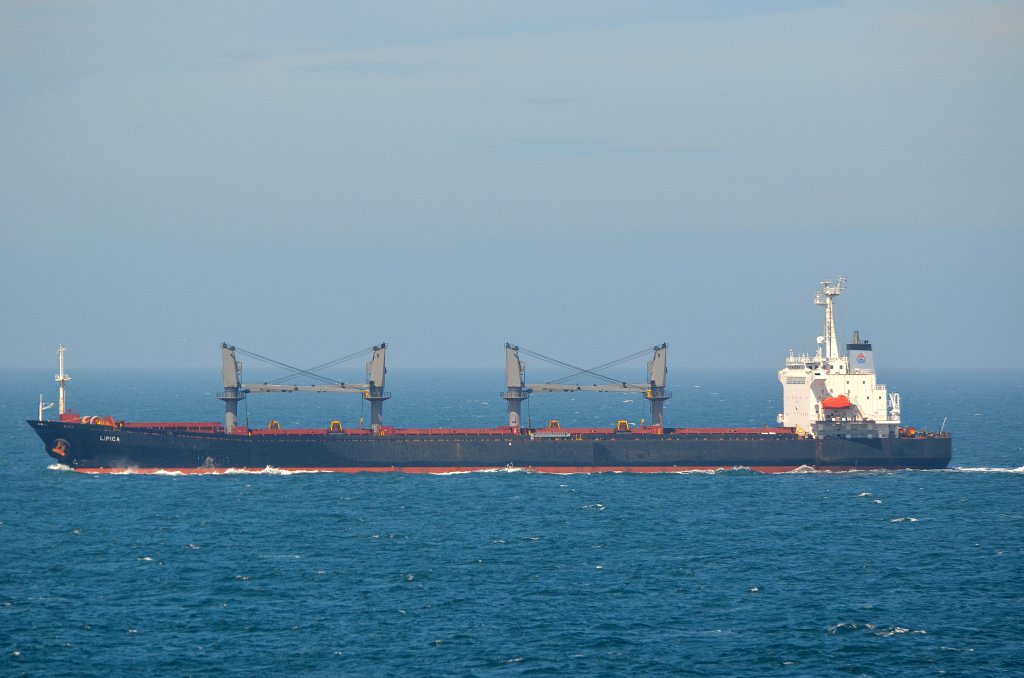 Die Lipica IMO-Nummer:9144299 Flagge:Liberia Lnge:181.0m Breite:30.0m Baujahr:1998 Bauwerft:Ishikawajima-Harima Heavy Industries,Kure Japan aufgenommen am 06.06.12 auf See auf der Fahrt von Southampton nach Hamburg von der Queen Elizabeth.