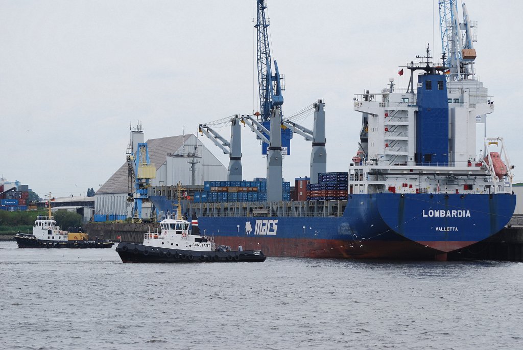 Die Lombardia IMO-Nummer:9309514 Flagge:Malta Lnge:189.0m Breite:28.0m Baujahr:2005 Bauwerft:Taizhou Kouan Shipbuilding,Taizhou Jiangsu China aufgenommen im Hamburger Hafen am 21.07.11