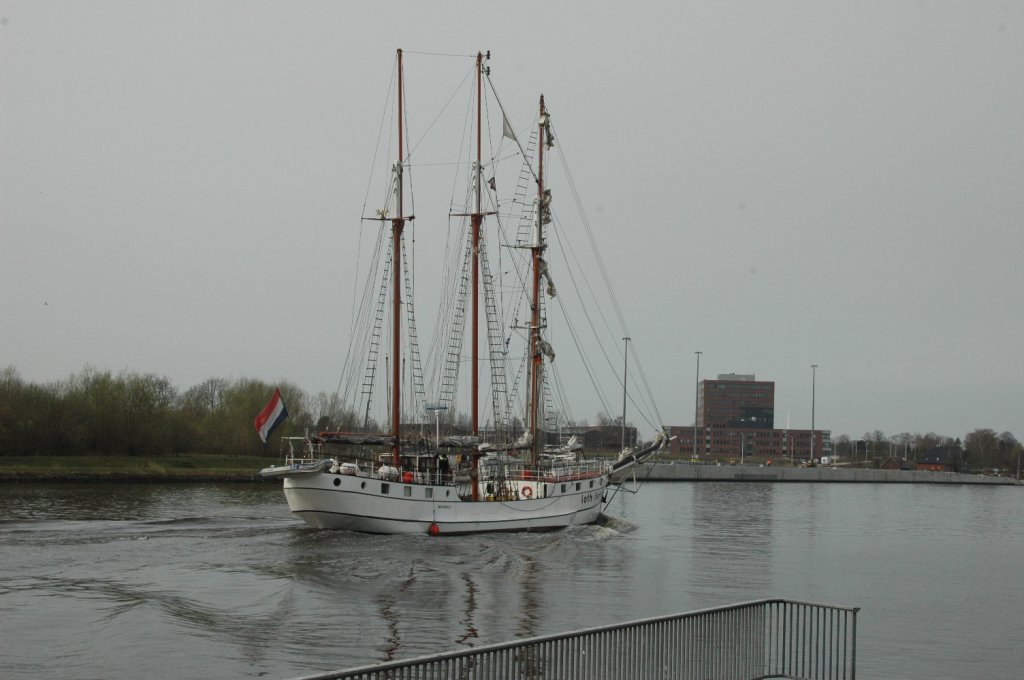 Die  Loth Lorin  ein moderner Dreimast-Gaffel-Schoner von 48 Metern Lnge. Die Segel im Wind, das Sonnendeck und ein Whirlpool unter freiem Himmel - das sind beste Aussichten auf einen amsanten und erholsamen Segeltrn. Bis 90 Passagiere knnen an Bord.  1907 im norwegischen Bergen gebaut, fuhr sie ursprnglich als Herings-Logger. Sie wurde umgebaut und stach 2002 als Dreimast-Gaffelschoner wieder in See. Sie hat eine Breite von 6 m und einen Tiefgang von 2,80 m. Die Segelflche betrgt 500m und hat eine Masthhe von 30 m. Sie fhrt unter niederlndischer Flagge und hat die Heimat in Amsterdam. Gesehen und abgelichtet am 11.04.2011 auf dem NOK bei Rendsburg.