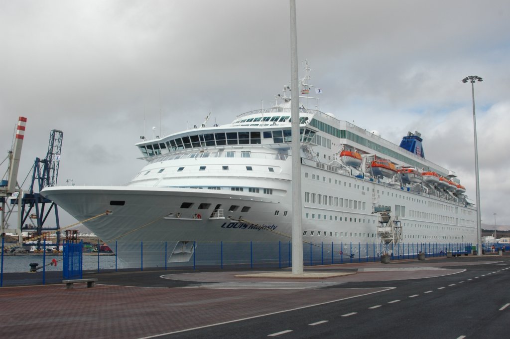 Die Louis Majesty (ehem. Birka 1, Royal Majesty, Norwegian Majesty) wurde 1989 fr die Birka Line in Finnland auf Kiel gelegt. Im Juli 1992 wurde das Schiff feierlich auf den Namen Royal Majesty getauft. Im Mai 1997 bernahm die Norwegian Cruise Line das Schiff, und es wurde auf Norwegian Majesty umgetauft. Im Juli 2008 wurde das Schiff an die Reederei Louis Cruise Lines bergeben. Im Dezember 2009 hat es bei Louis Cruise unter dem aktuellen Namen Louis Majesty den Dienst aufgenommen. Technische Daten: 40876 BRT, Geschwindigkeit 19 Knoten, maximal 1790 Passagiere, 600 Crewmitglieder, Lnge 207 m, Breite 28 m. Gesehen Mitte Dezember 2009 in Arrecife/ Lanzarote.