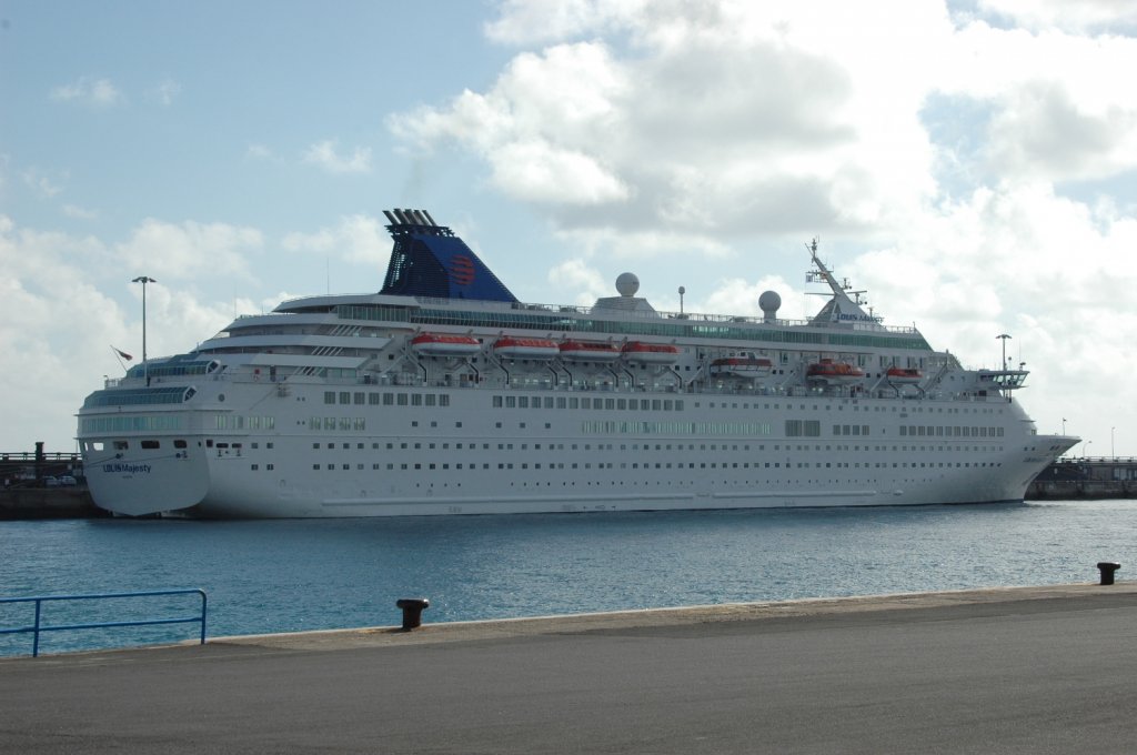 Die Louis Majesty (ehem. Birka 1, Royal Majesty, Norwegian Majesty) wurde 1989 fr die Birka Line in Finnland auf Kiel gelegt. Im Juli 1992 wurde das Schiff feierlich auf den Namen Royal Majesty getauft. Im Mai 1997 bernahm die Norwegian Cruise Line das Schiff, und es wurde auf Norwegian Majesty umgetauft. Im Juli 2008 wurde das Schiff an die Reederei Louis Cruise Lines bergeben. Im Dezember 2009 hat es bei Louis Cruise unter dem aktuellen Namen Louis Majesty den Dienst aufgenommen. Am 03.03.2010 wurde das Schiff im Mittelmeer von einer Bugwelle getroffen und beschdigt. Zwei Passagiere kamen dabei zu Tode. Technische Daten: 40876 BRT, Geschwindigkeit 19 Knoten, maximal 1790 Passagiere, 600 Crewmitglieder, Lnge 207 m, Breite 28 m. Gesehen am 16.12.2010 in Arrecife/ Lanzarote.
