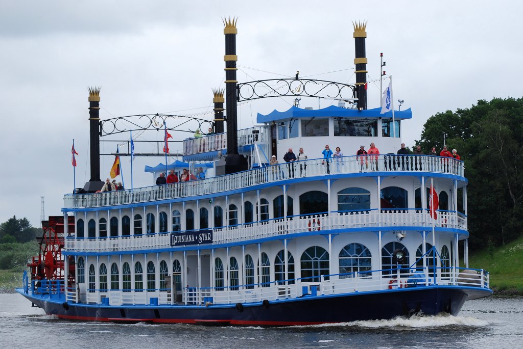 Die Louisiana Star Flagge:Deutschland Lnge:56.0m Breite:12.0m mal nicht im Hamburger Hafen unterwegs sondern hier im Nord-Ostsee-Kanal bei Rendsburg aus Kiel kommend am 26.06.11