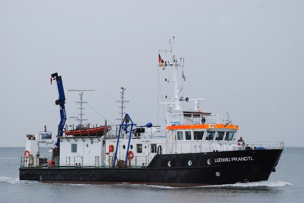 Die Ludwig Prandtl IMO-Nummer:8332320 Flagge:Deutschland Lnge:31.0m Breite:7.0m Baujahr:1983 Bauwerft:Grube Schiffswerft,Hamburg Deutschland passiert am 16.06.11 die Alte Liebe Cuxhaven.