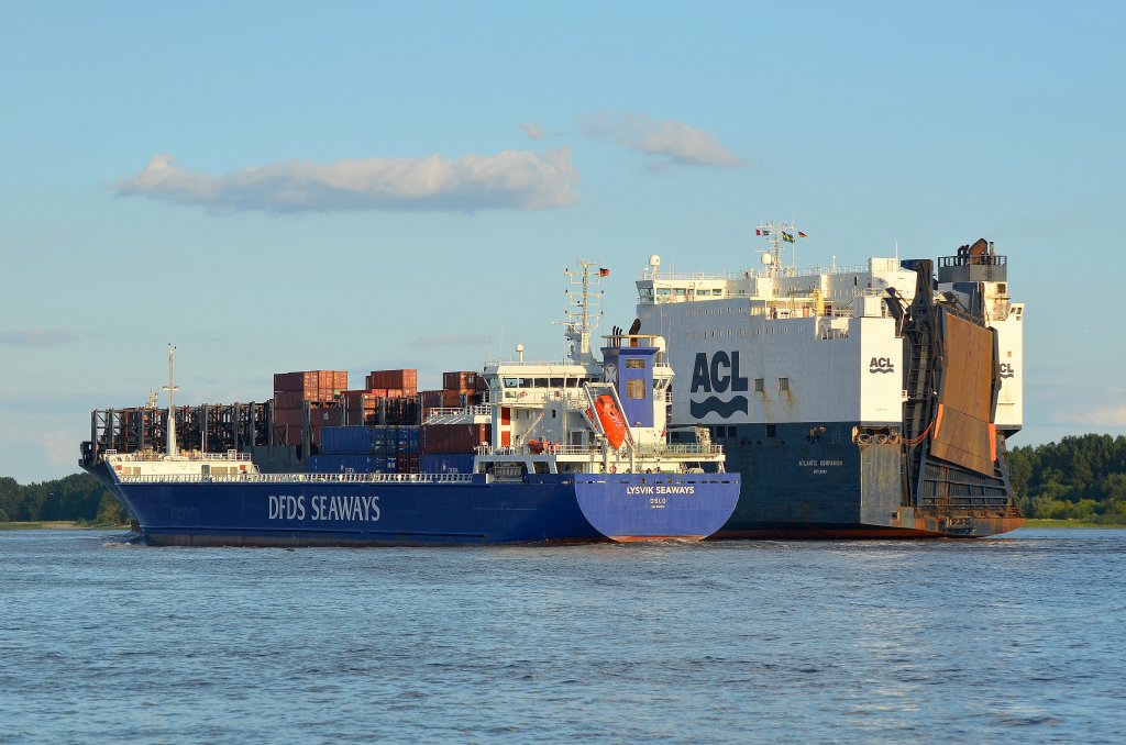 Die Lysvik Seaways und die Atlantic Companion vor Schulau Wedel am 11.08.12